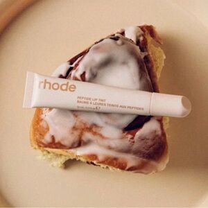 RHODE SKIN BIRTHDAY SPECIAL EDITION 
Cinnamon Roll 🤎🤍 Peptide Lip Tint